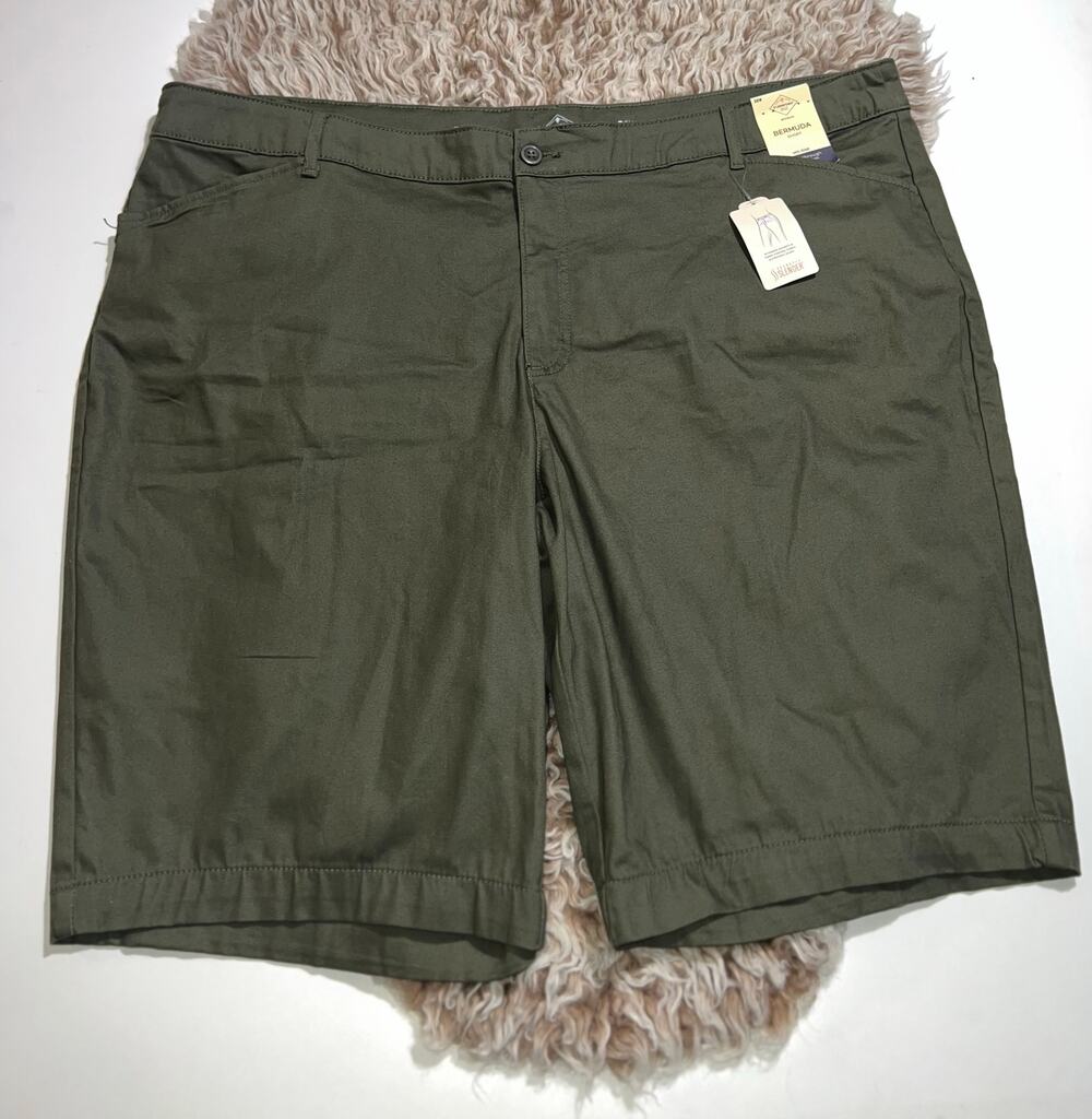 St. John bay women’s new green mid rise Bermuda shorts